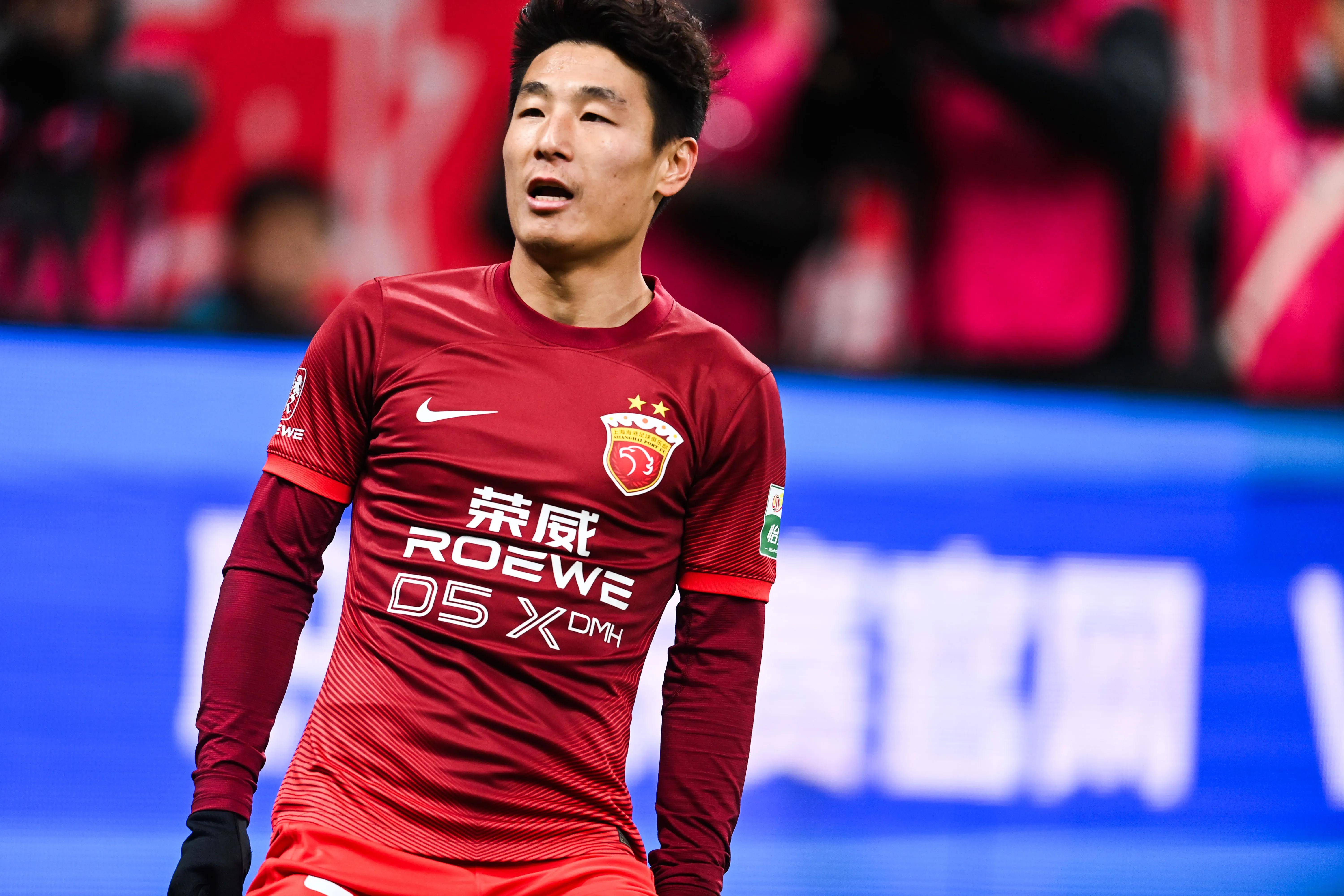 比分悬念的比赛吸引了无数球迷，引发热议