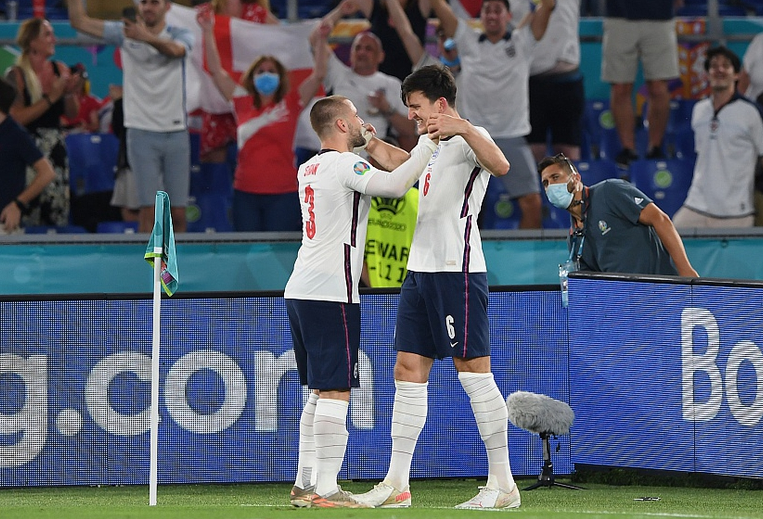 英格兰碾压乌克兰，奥亚尔萨瓦尔关键制胜