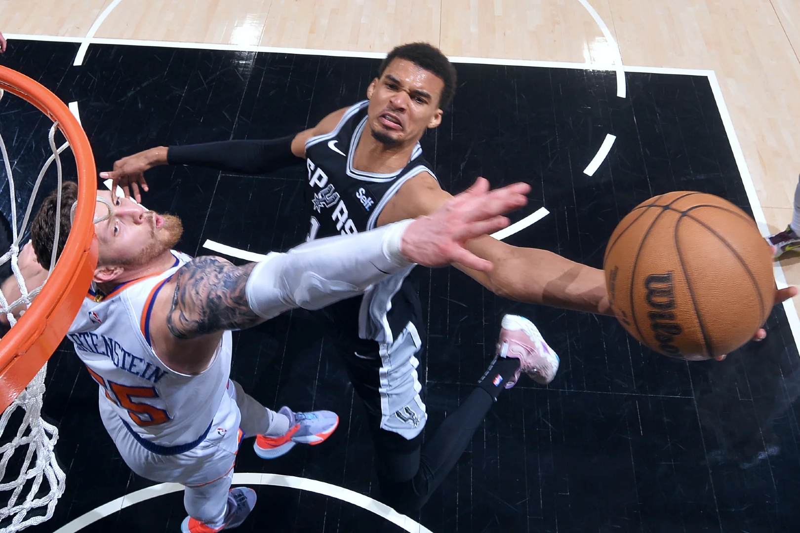 马刺横扫独行侠，布伦森状态火热