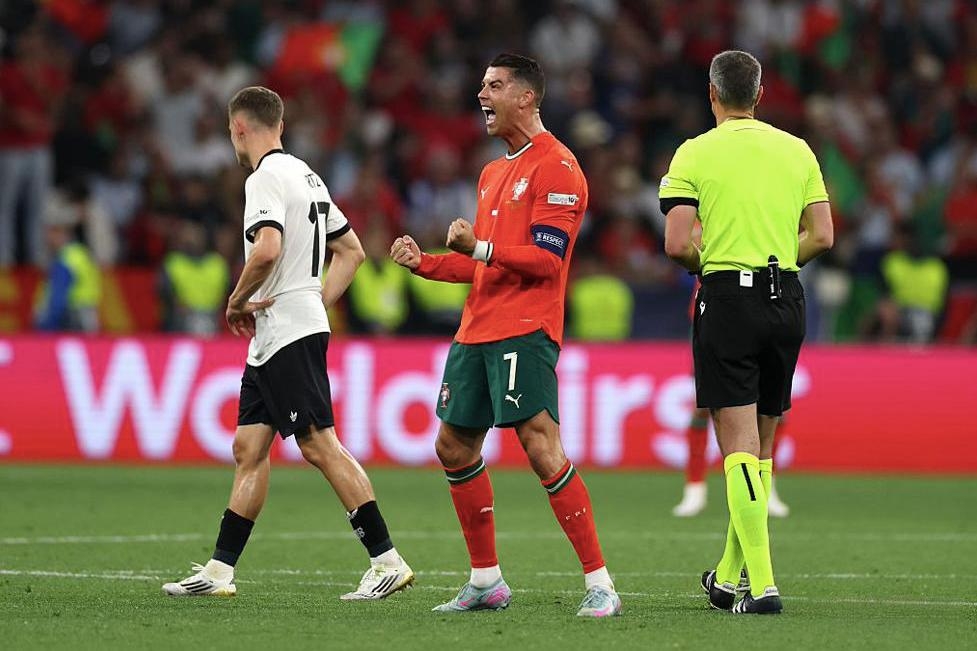 拉沃尔杯险胜戴维斯杯，西西帕斯统治全场