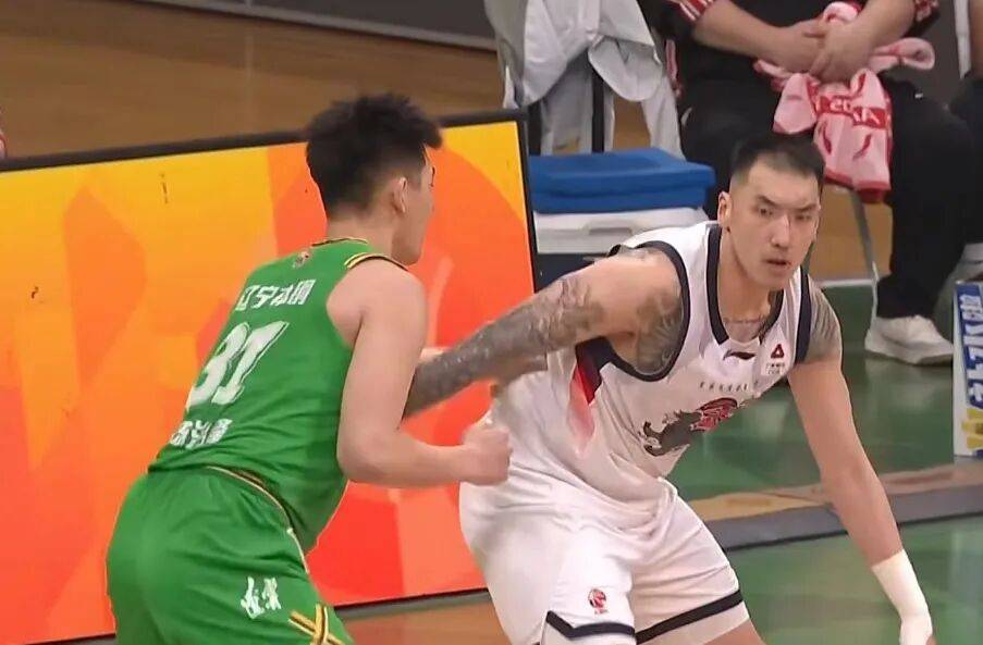 江苏队绝杀新疆队,高诗岩带队取胜 江苏队绝杀新疆队,高诗岩带队取胜